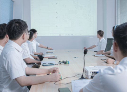 研發(fā)團(tuán)隊(duì)會(huì)議室討論 研發(fā)團(tuán)隊(duì)會(huì)議室討論